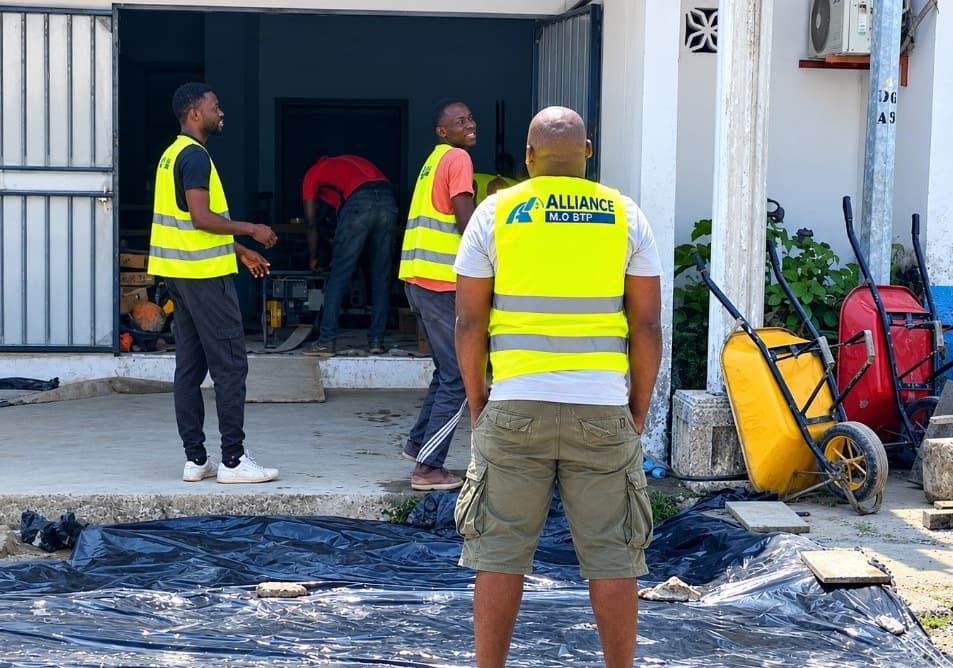 Équipe ALLIANCE M.O BTP sur chantier — gilet aux couleurs de l'entreprise